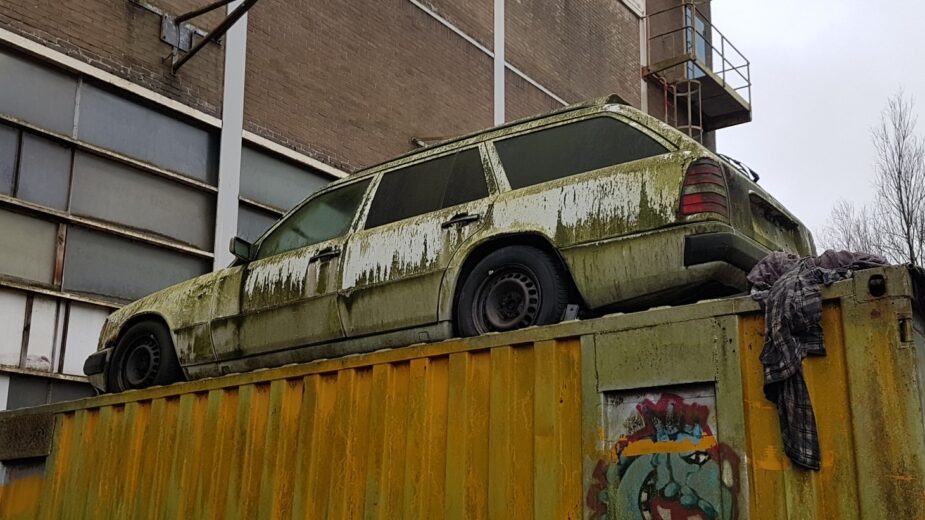 Mercedes-Benz W124 Station em cima de contentor