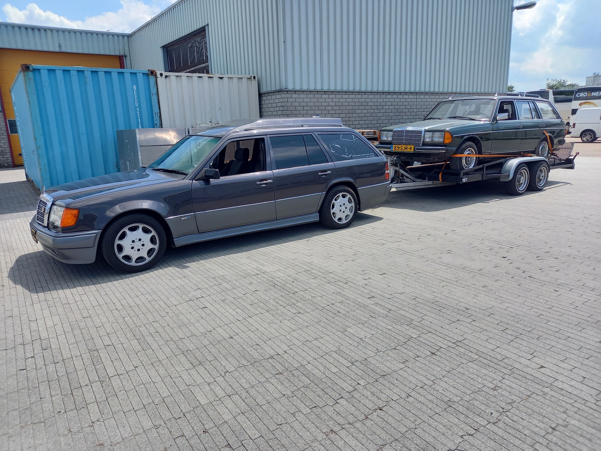 Mercedes-Benz W124 Station a rebocar atrelado com Mercedes W123