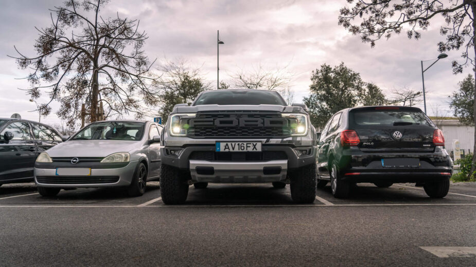 Ford Ranger Raptor estacionamento