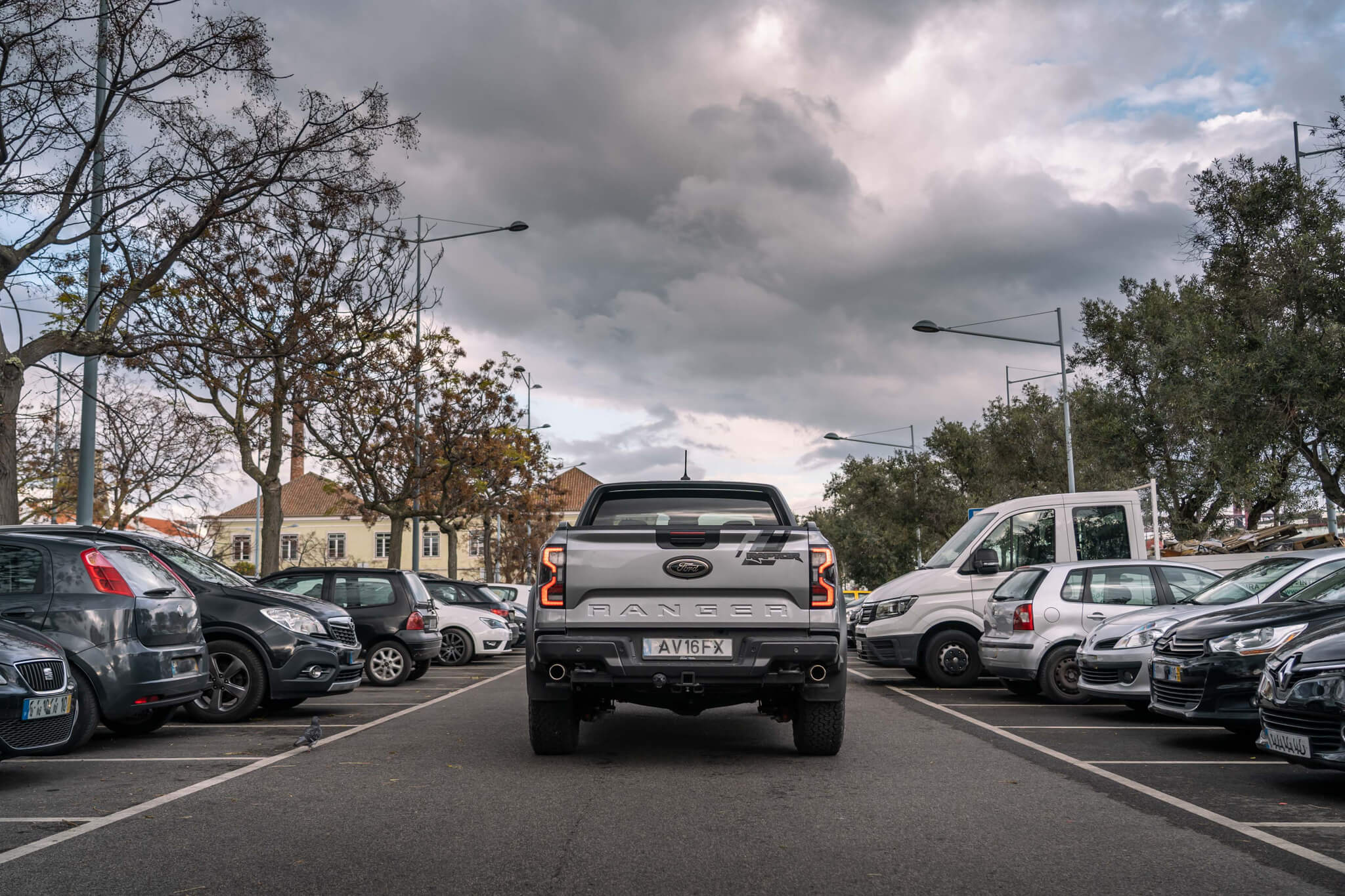 Ford Ranger Raptor estacionamento