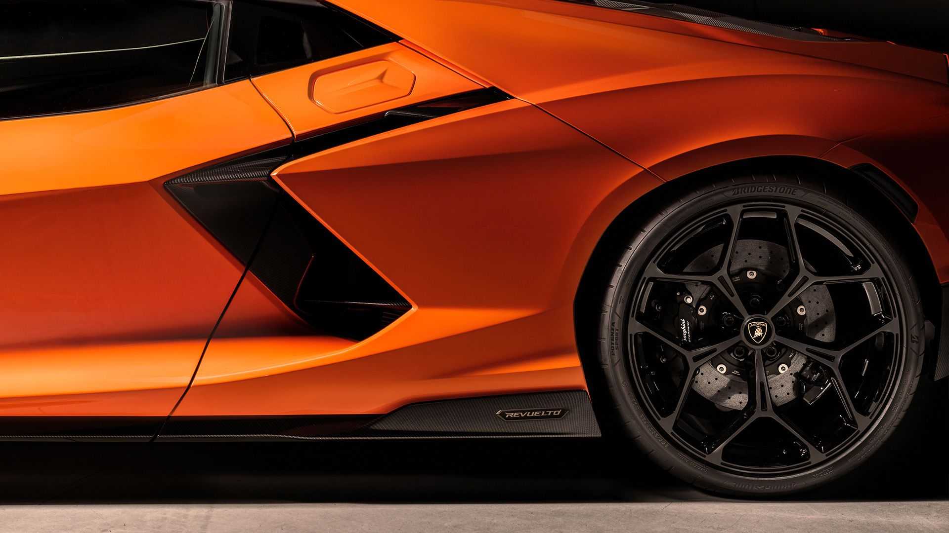 Lamborghini Revuelto lateral