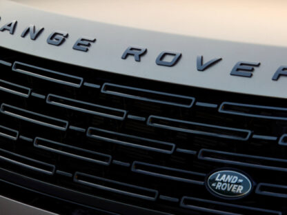 lettering Range Rover à frente, com símbolo Land Rover na grelha