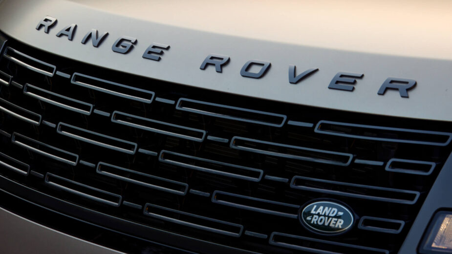 lettering Range Rover à frente, com símbolo Land Rover na grelha