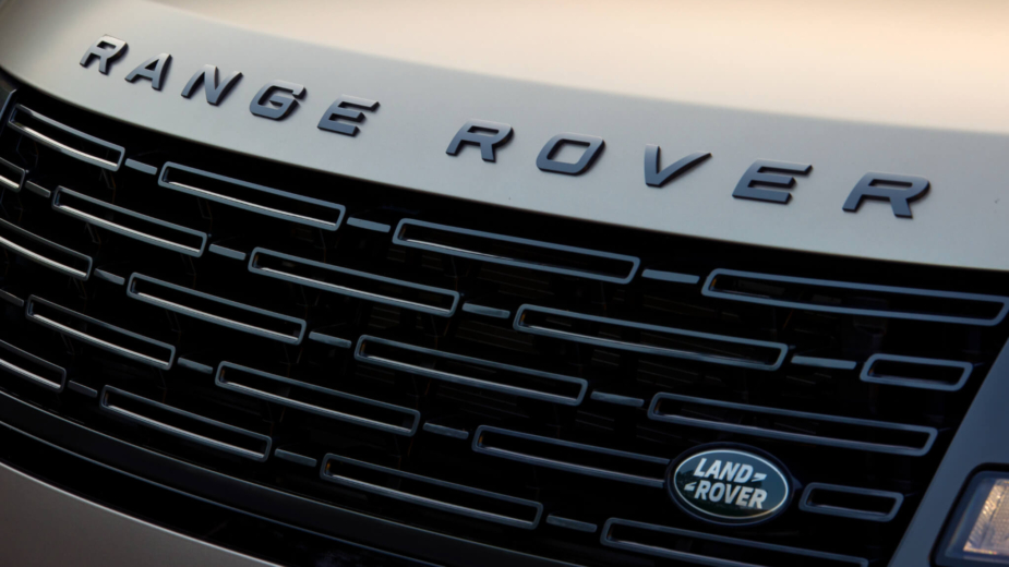 Velar renova-se e V8 ganha «músculo». As novidades da Land Rover em 2023