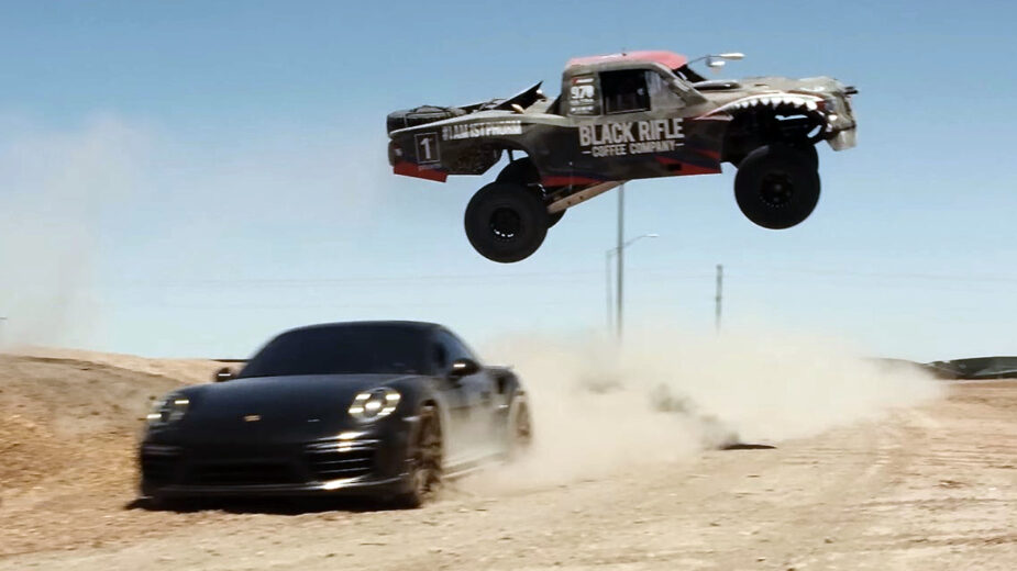 Trophy Truck a saltar por cima de Porsche 911 Turbo