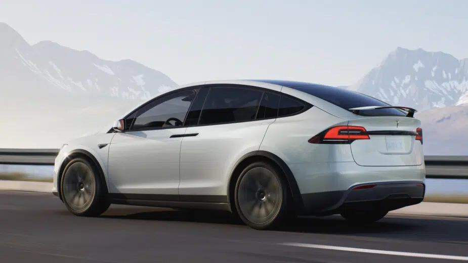 Tesla Model X na estrada (traseira 3/4)