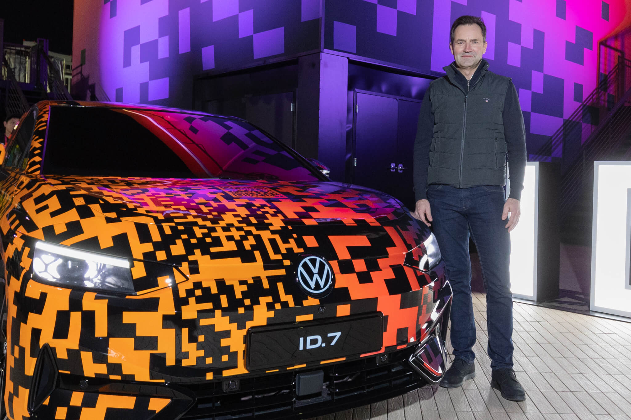 Thomas Schäfer, CEO da VW, ao lado do ID.7