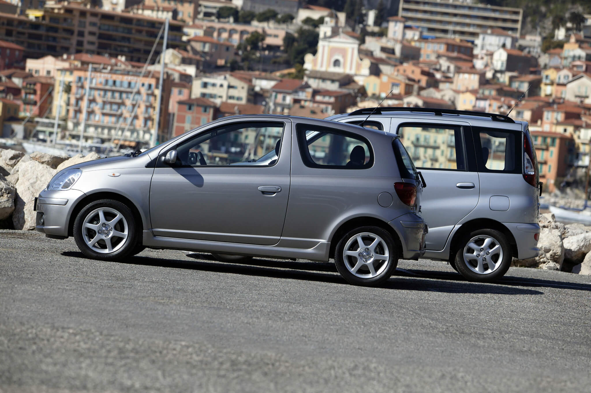 Toyota Yaris vista lateral