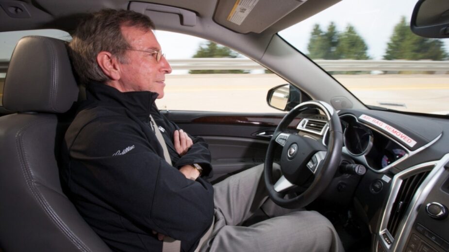 Condutor sem as mãos no volante em Cadillac com sistema de condução autónoma