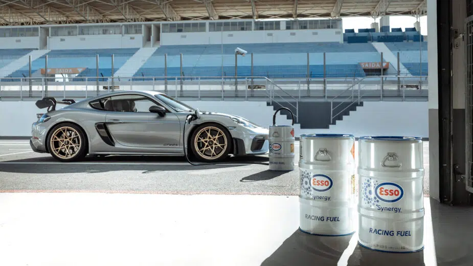 Porsche 718 Cayman GT4 RS Clubsport a ser atestado com combustível sintético.