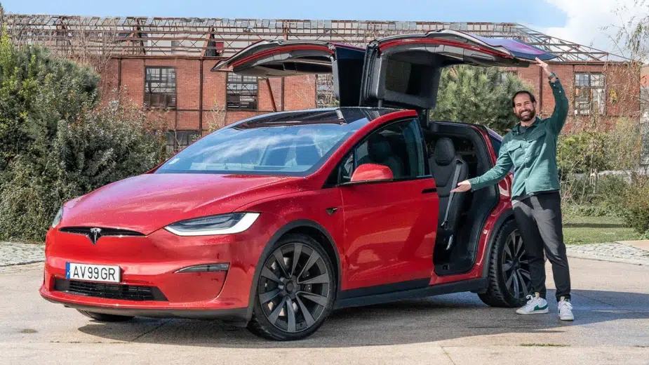 Miguel Dias com Tesla Model X, com portas traseiras abertas