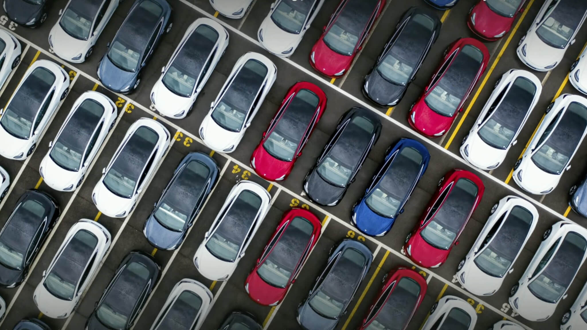 Parque de estacionamento cheio de Tesla Model 3