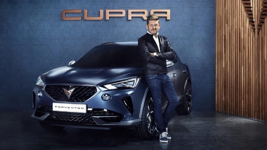 Wayne Griffiths, CEO da SEAT S.A., encostado a CUPRA Formentor