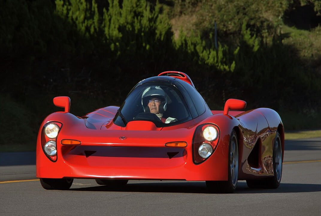 Yamaha OX99-11 de frente na estrada