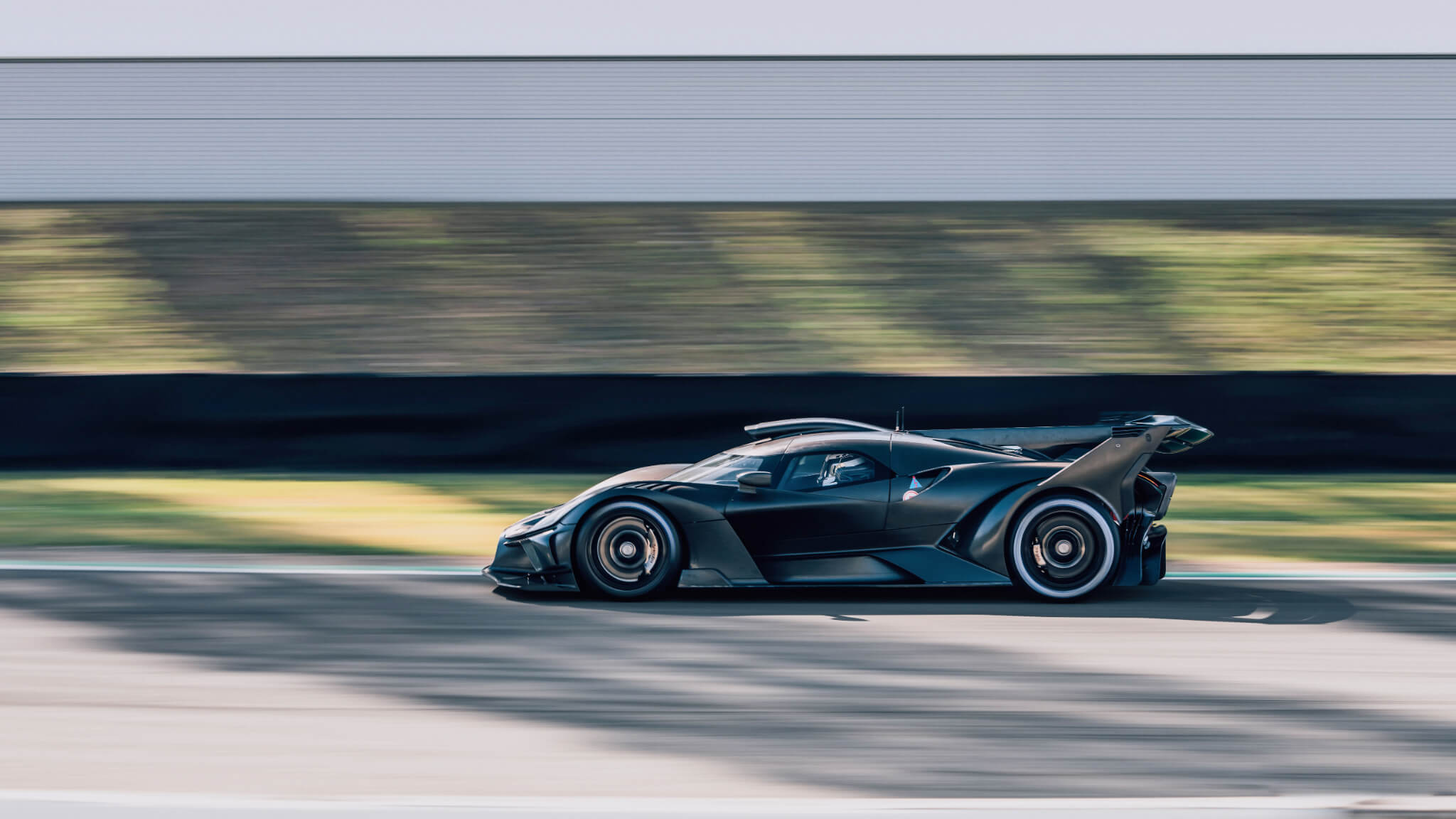 Bugatti Bolide a circular na estrada, perfil