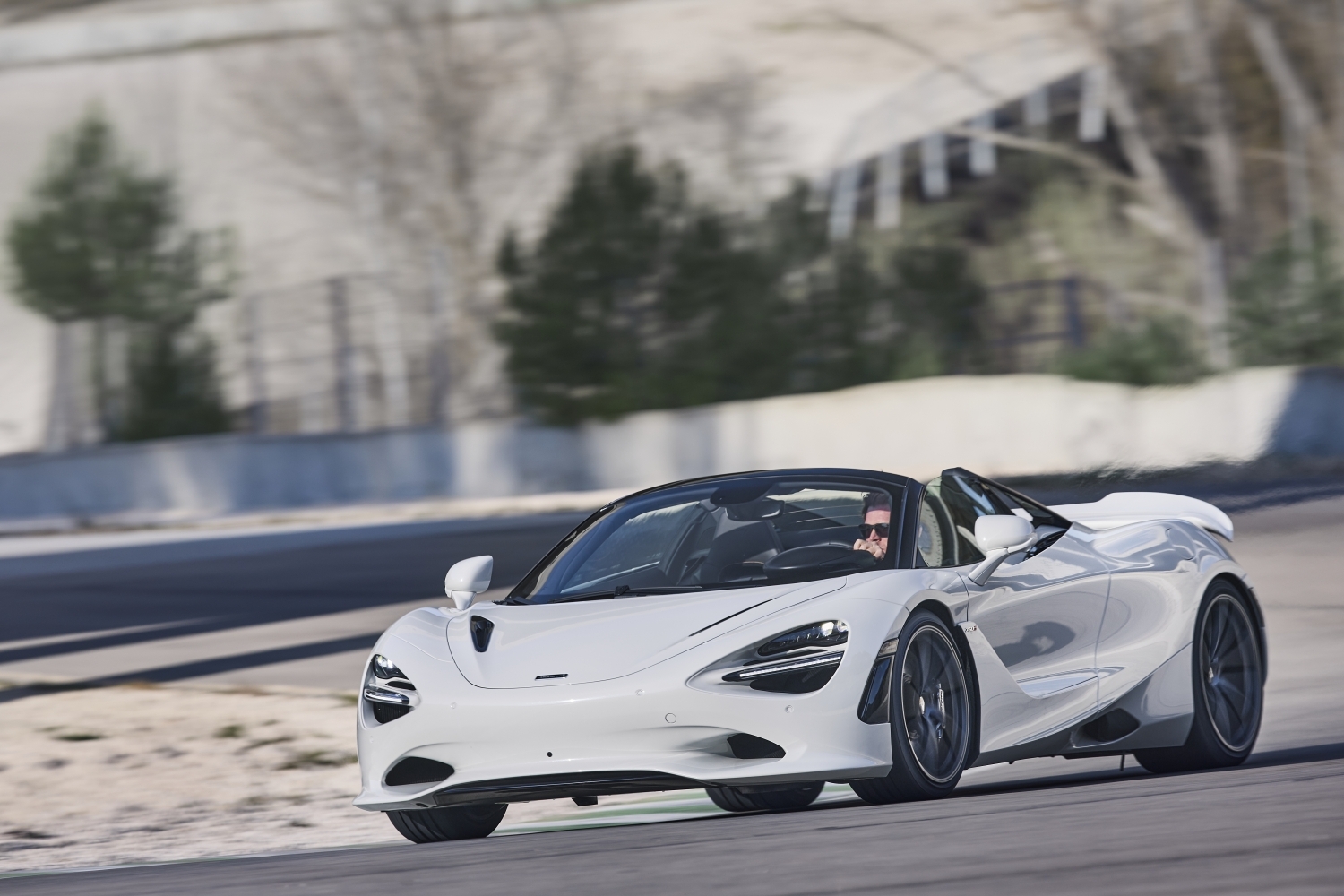 McLaren 750S Spider, na estrada, frente 3/4