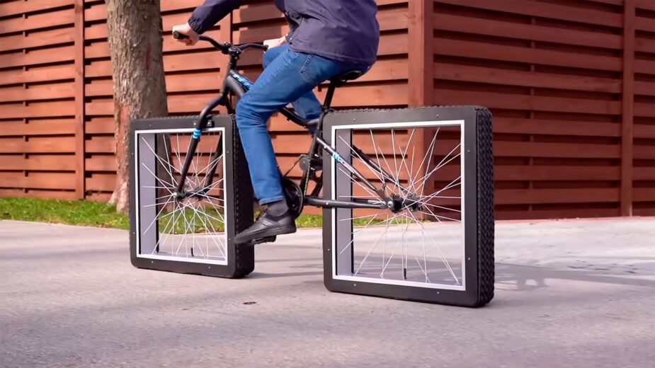 Bicicleta de «rodas» quadradas em andamento