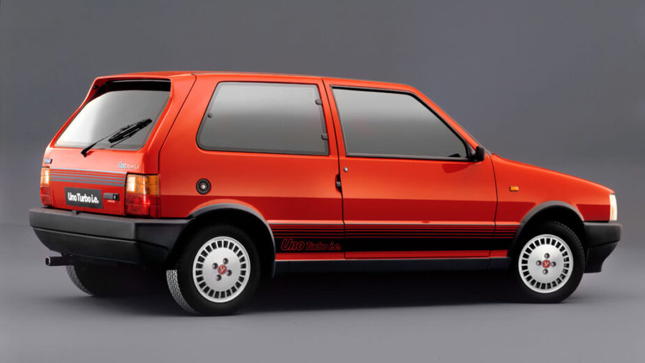 Fiat Uno Turbo traseira 3/4