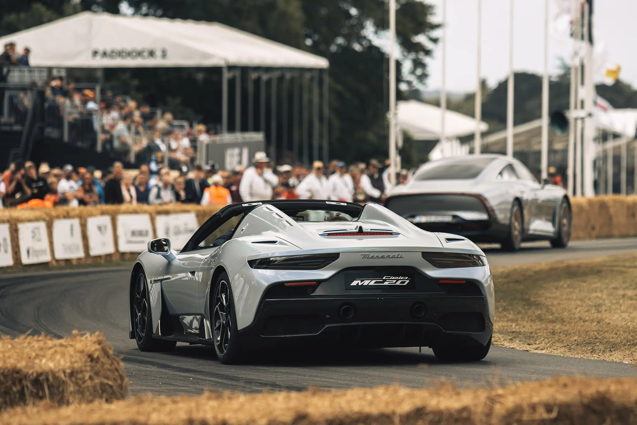 Maserati MC20 em pista, traseira