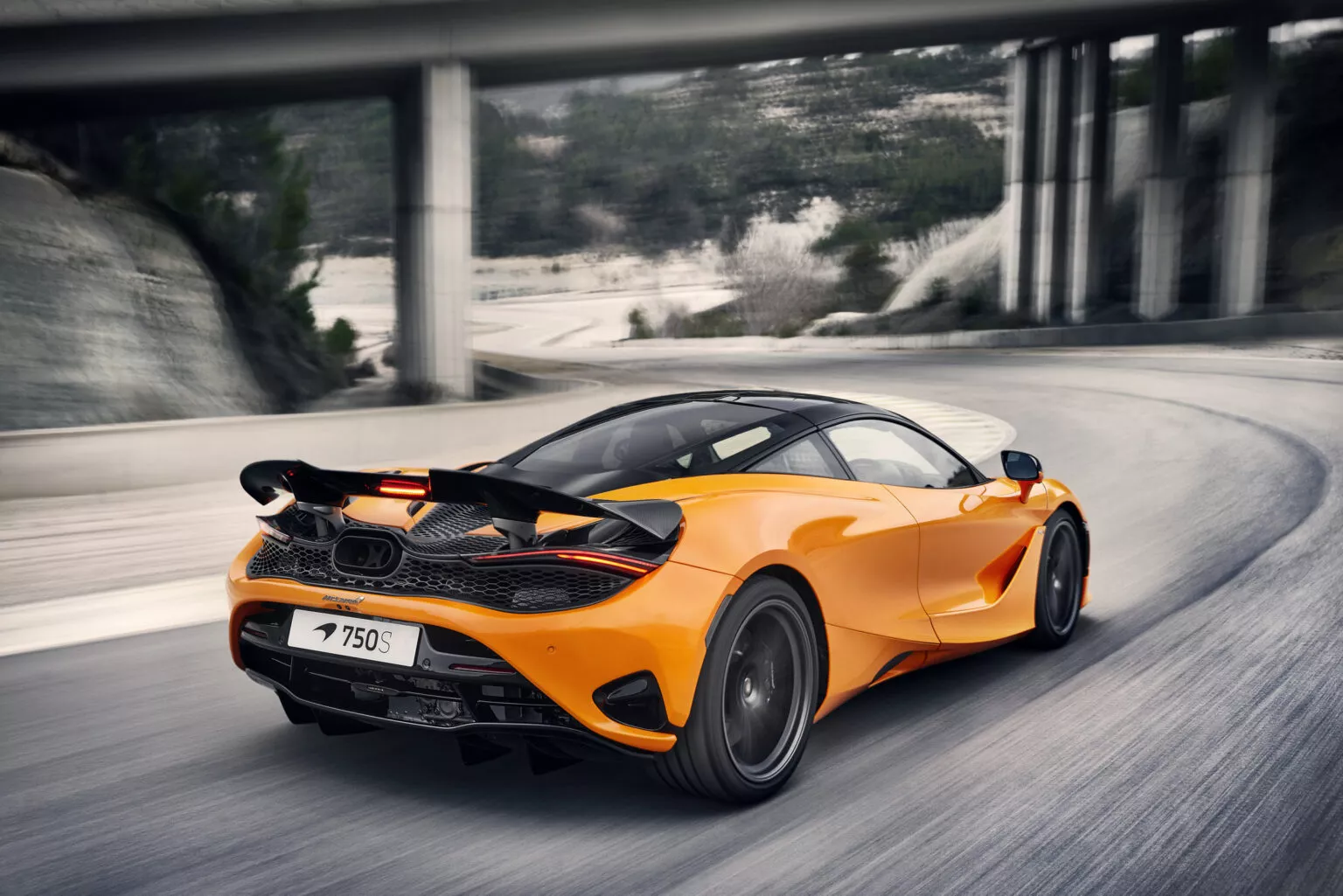 McLaren 750S, na estrada, traseira 3/4