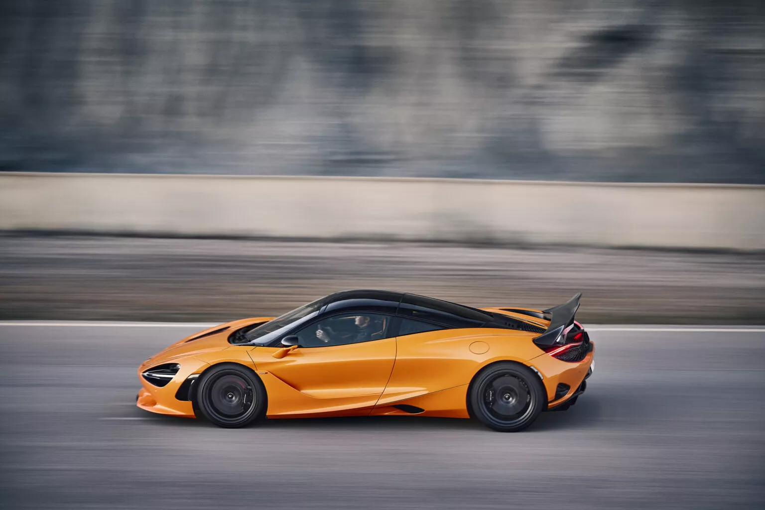 McLaren 750S na estrada, perfil