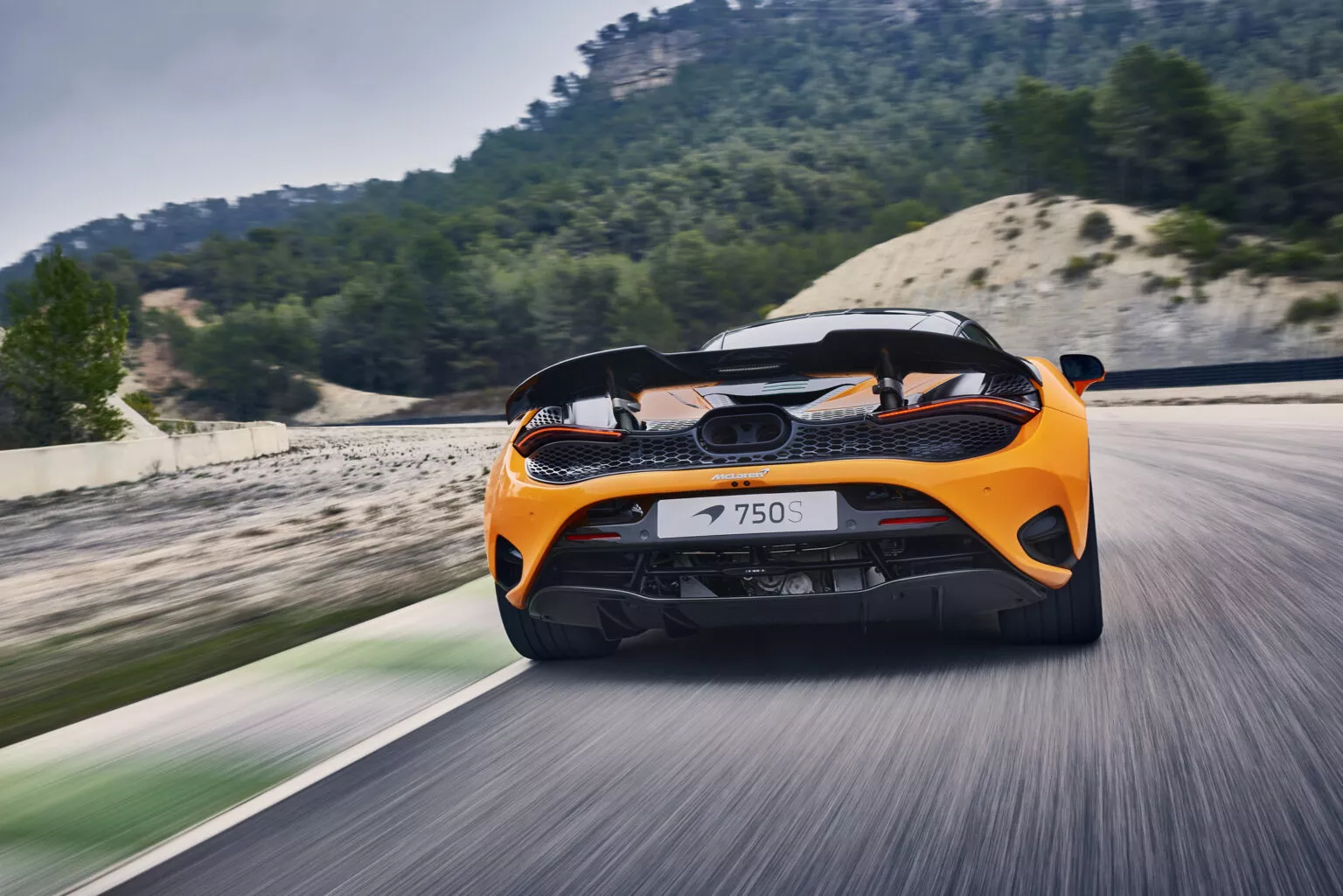 McLaren 750S de traseira na estrada, com asa elevada