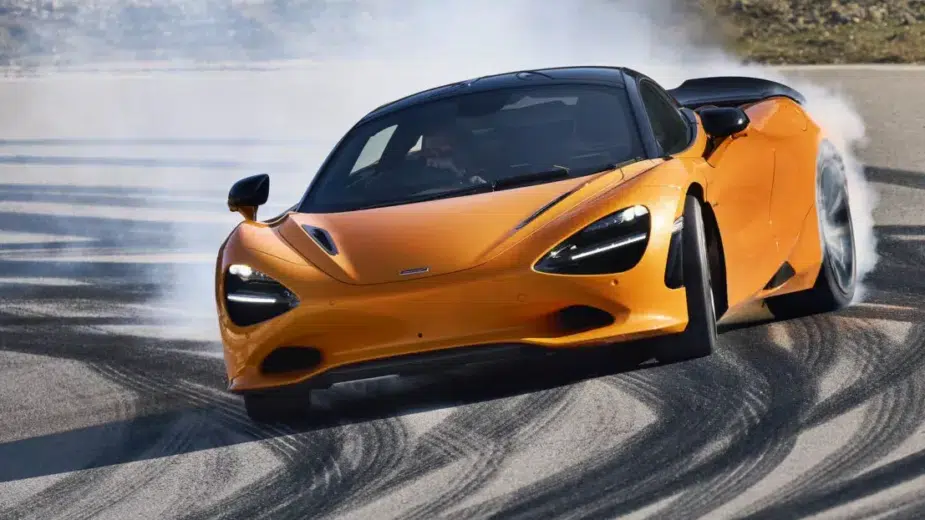 McLaren 750S em drift, frente