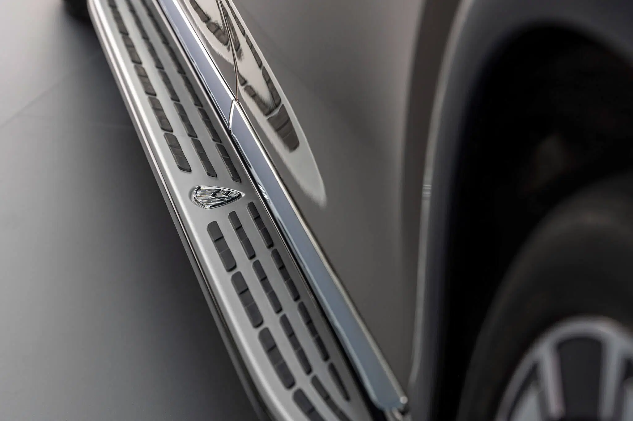 Mercedes-Maybach EQS 680 SUV estribos