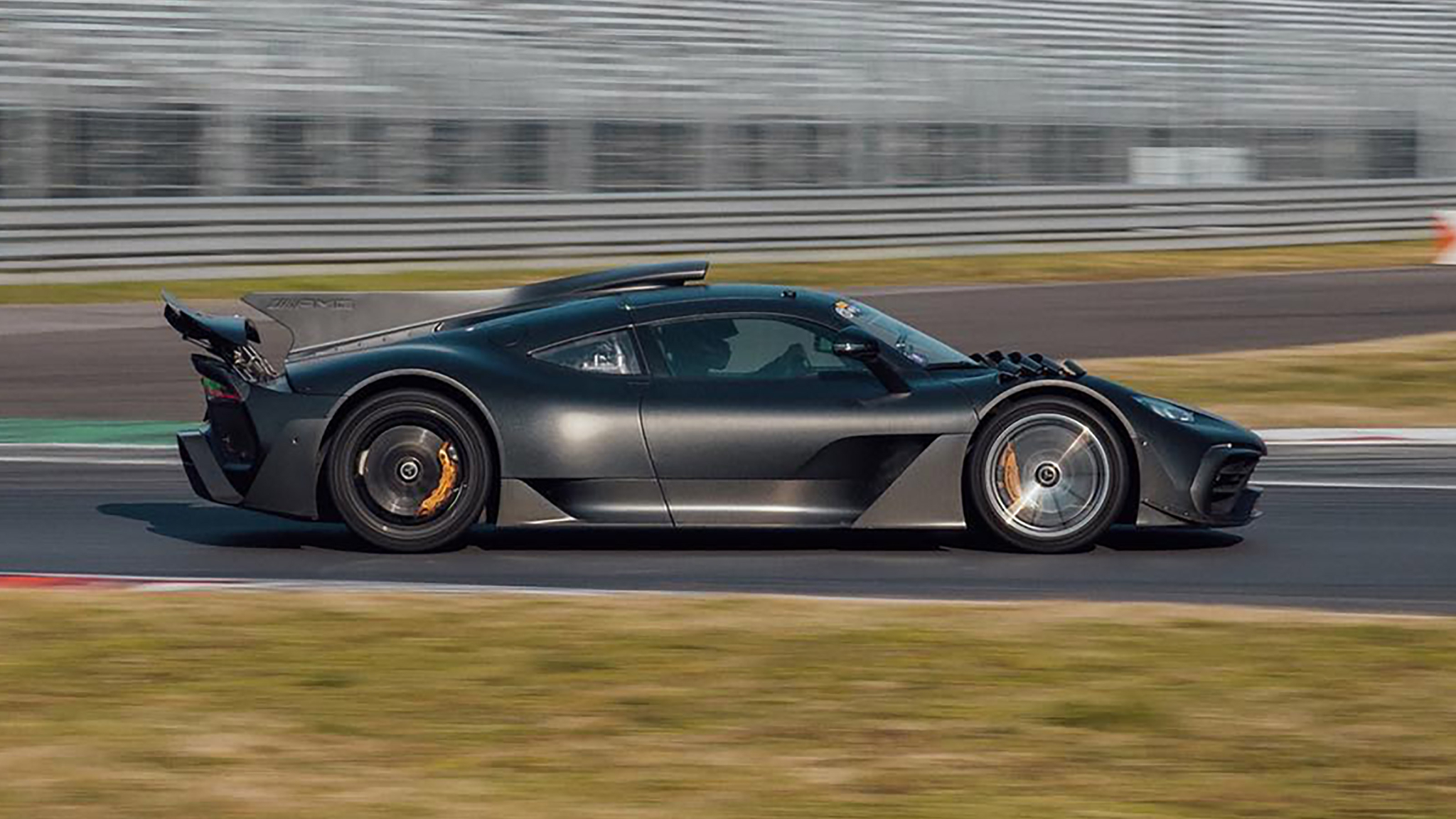 Mercedes-AMG One no circuito de Monza, lado