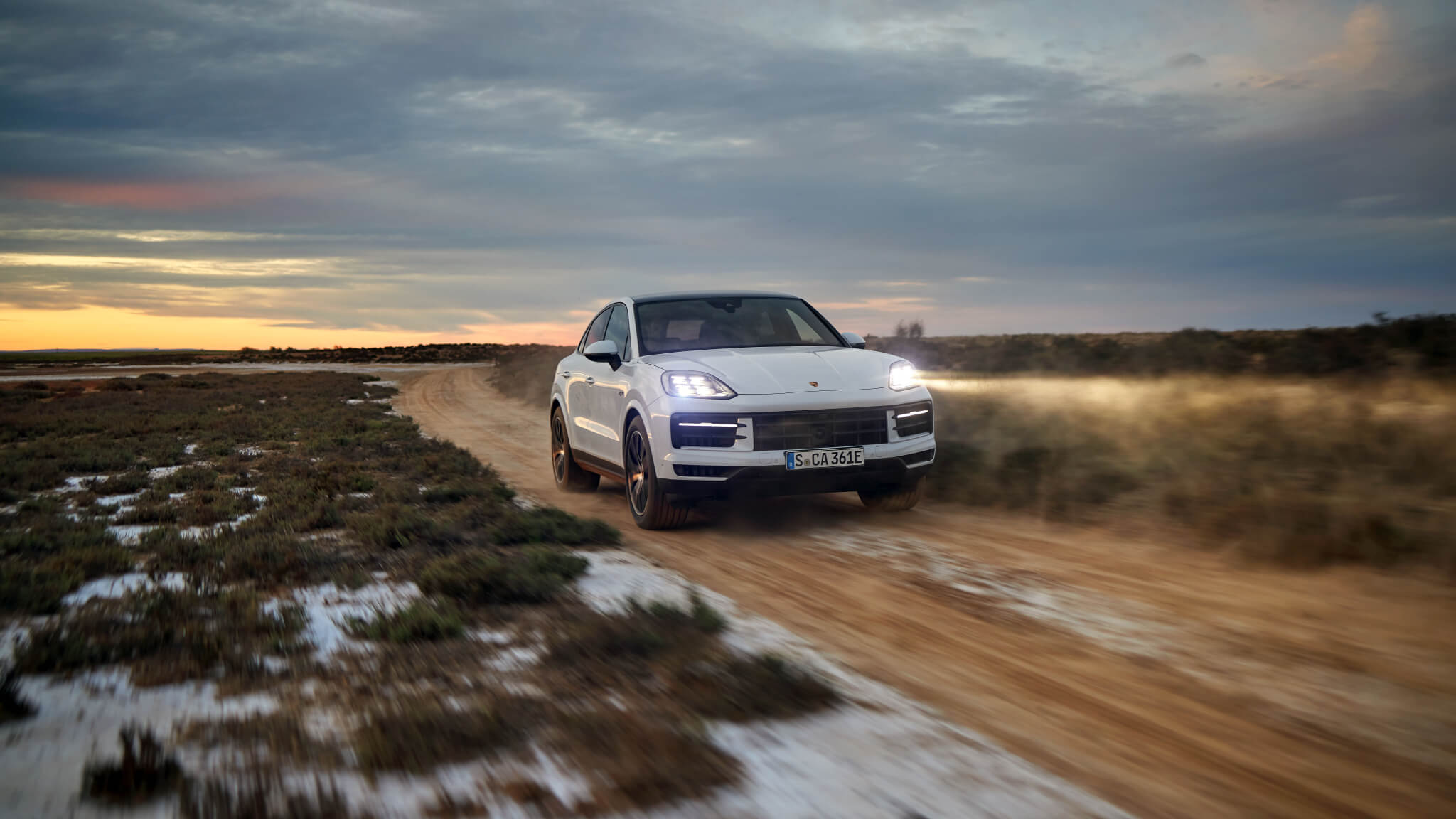 Porsche Cayenne Coupé estrada de terra frente