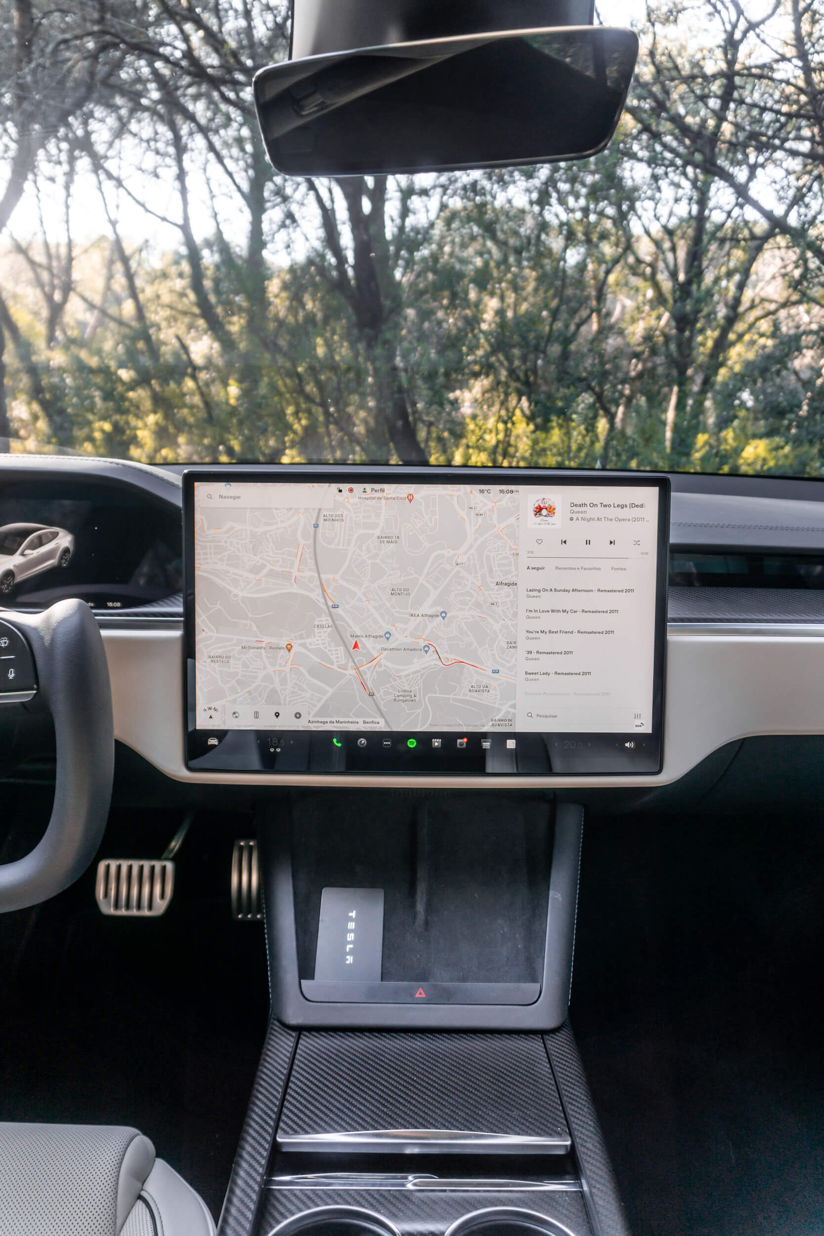 Tesla Model S Plaid ecrã multimédia