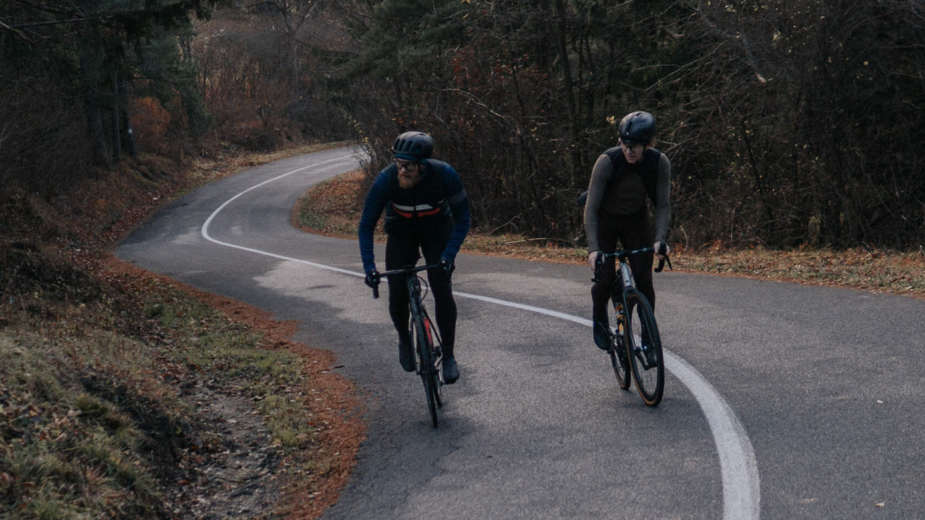 Podemos pisar o traço contínuo para ultrapassar ciclistas?