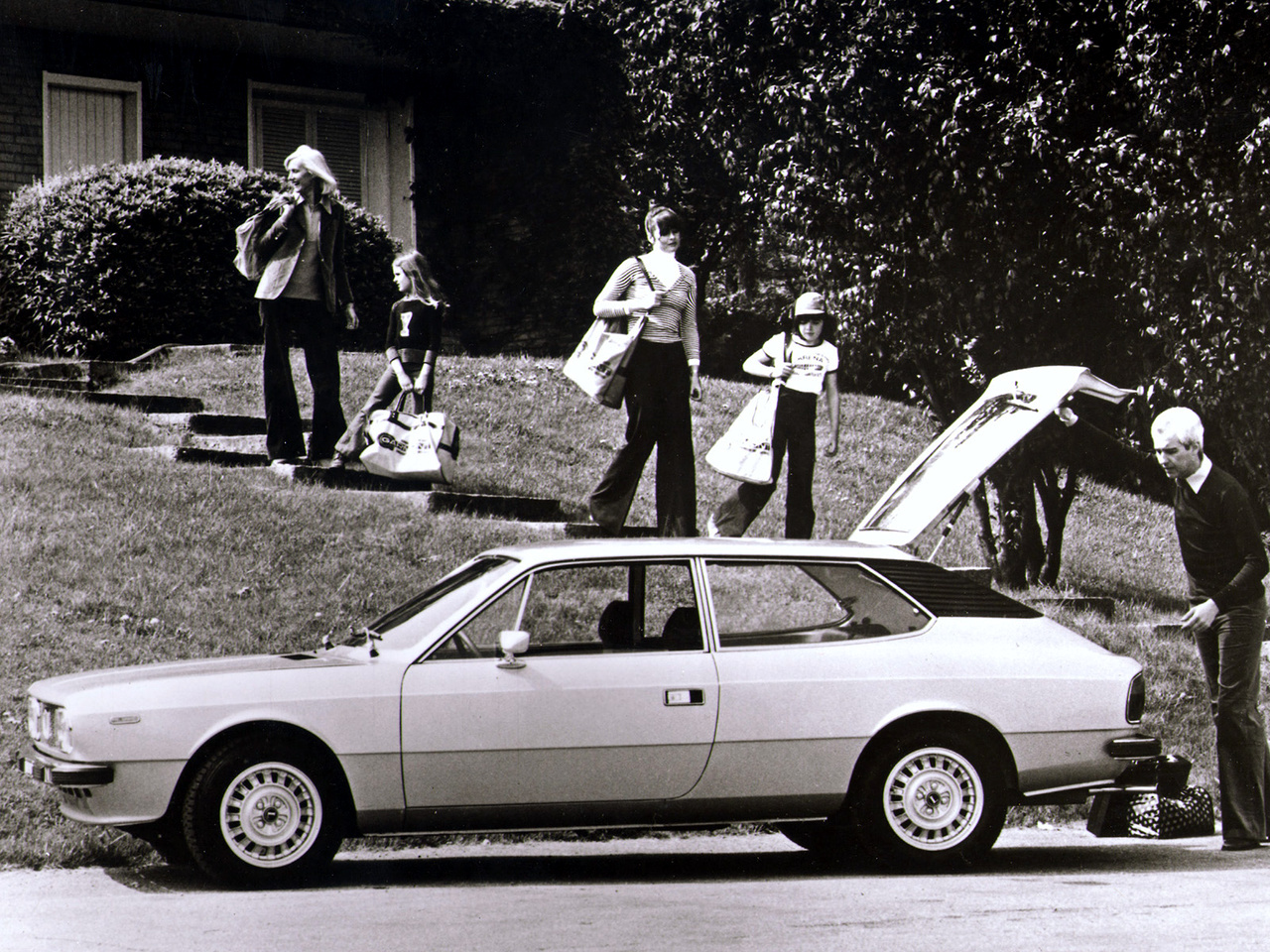 Lancia Beta HPE com portão de bagageira aberto, perfil