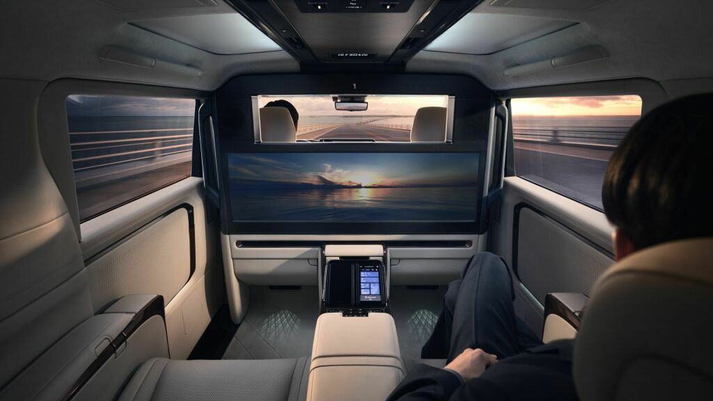 interior Lexus LM que dá para ver ecrã de 48"