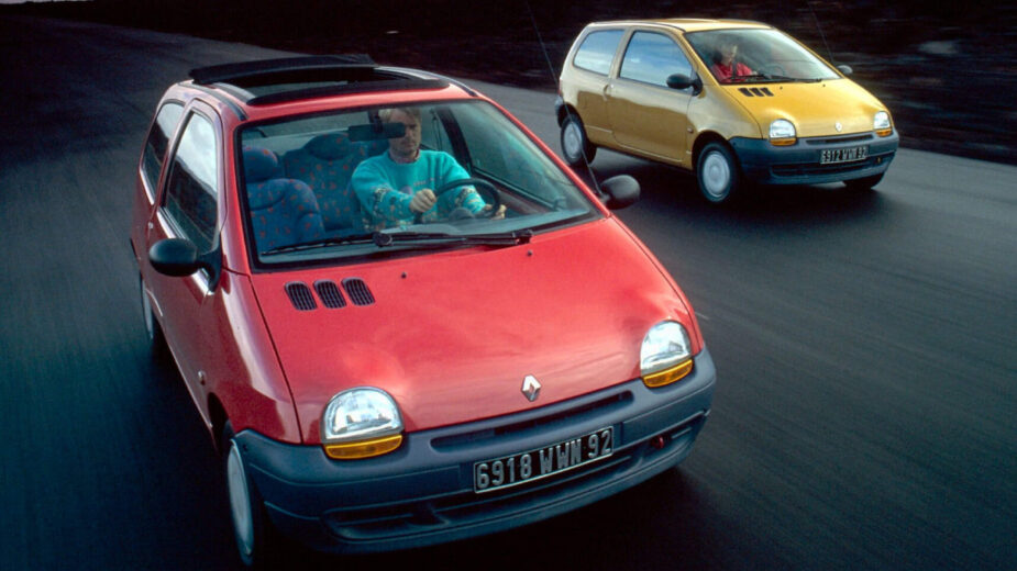 dois Renault Twingo em movimento, frente