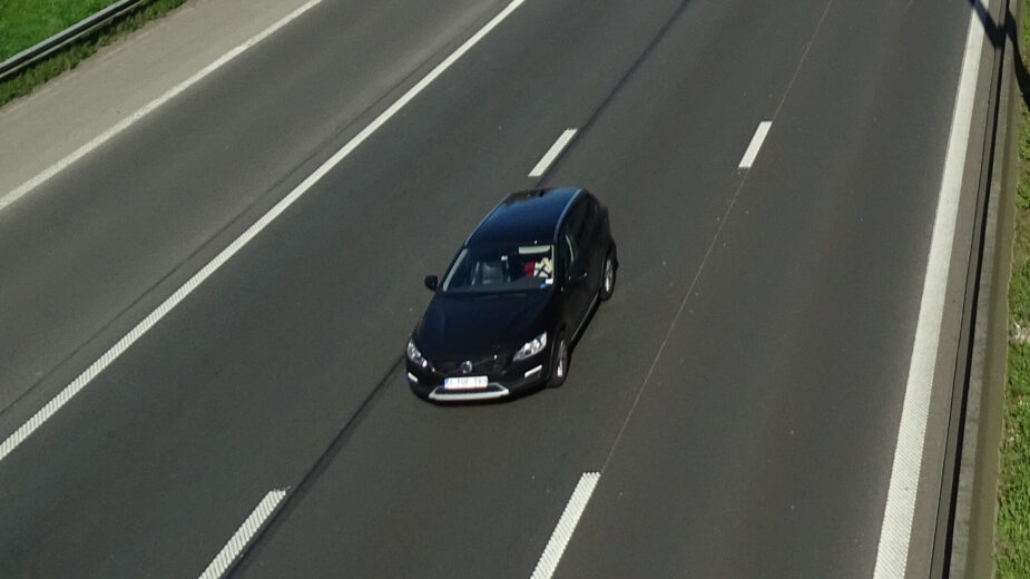 carro a circular na via do meio na autoestrada