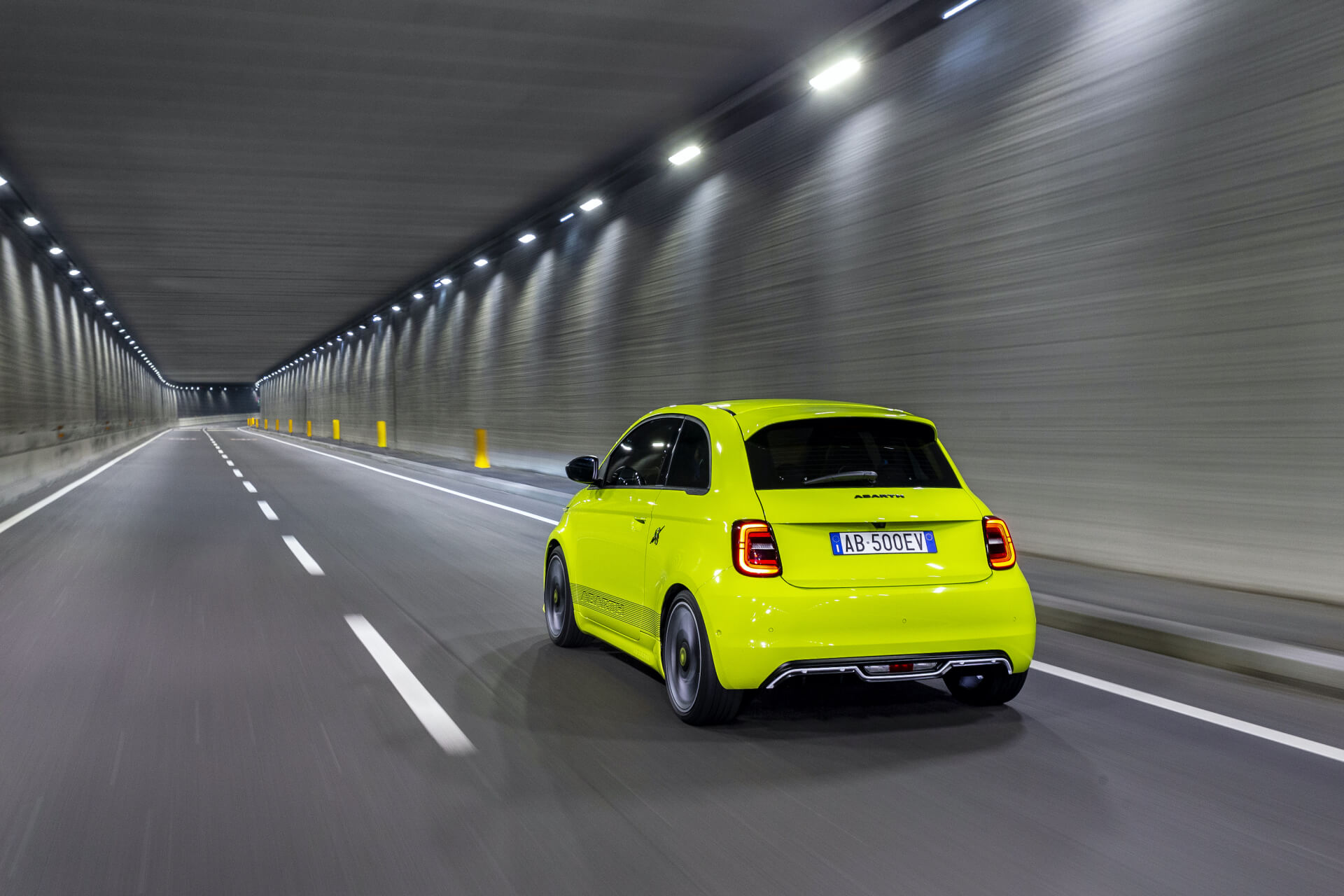 Abarth 500e na estrada traseira