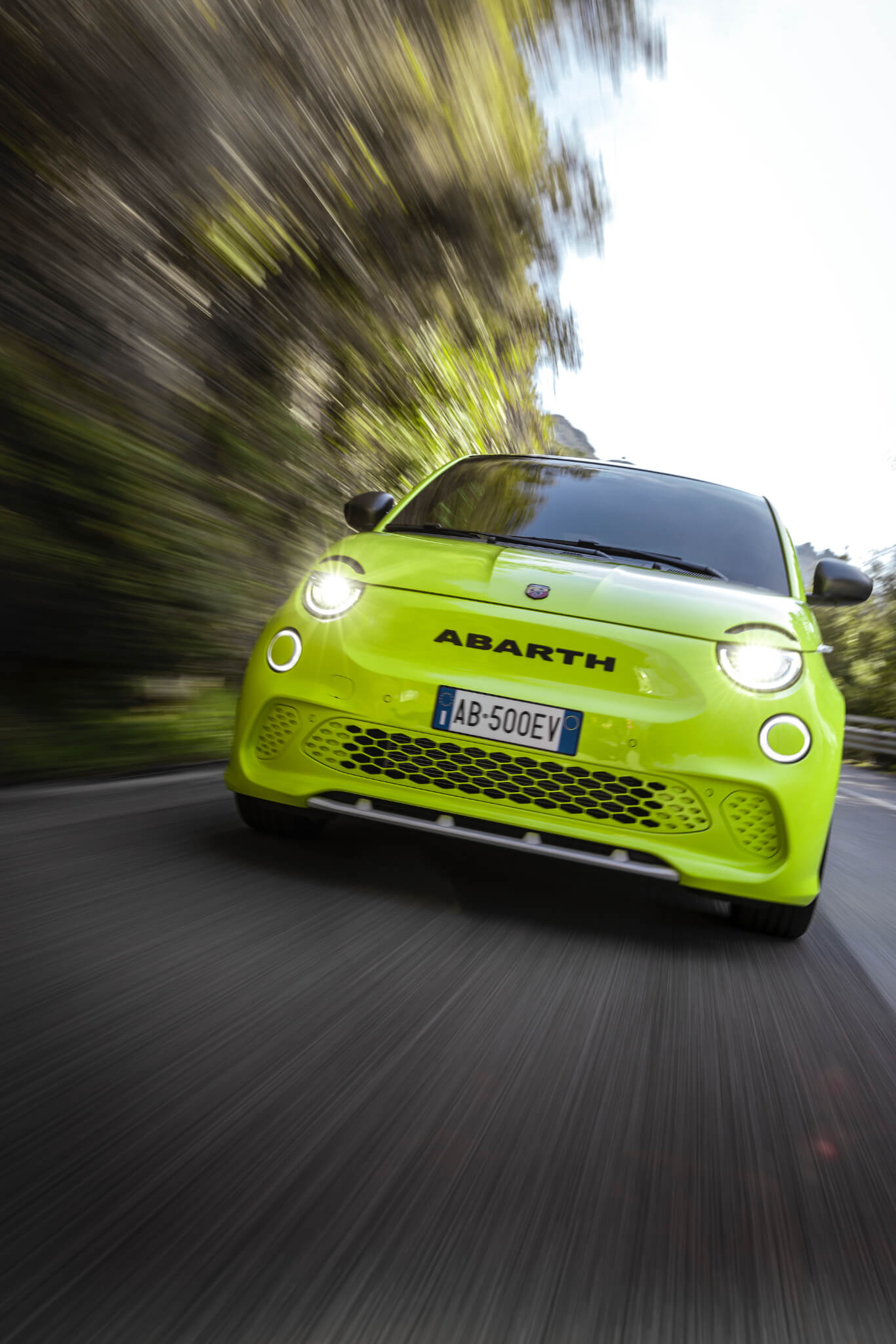 Abarth 500e frente na estrada