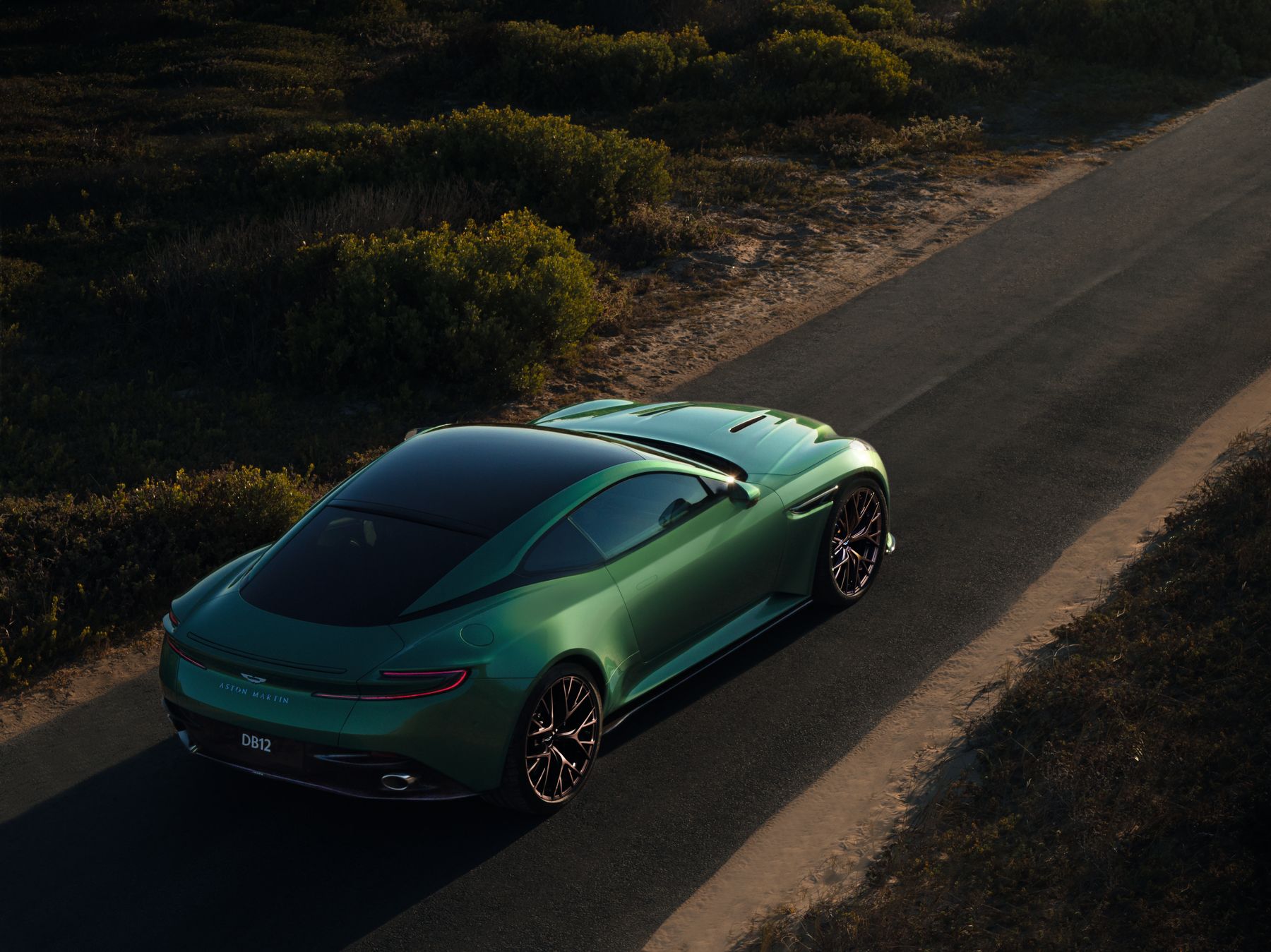 Aston Martin DB12 na estrada, traseira vista de cima