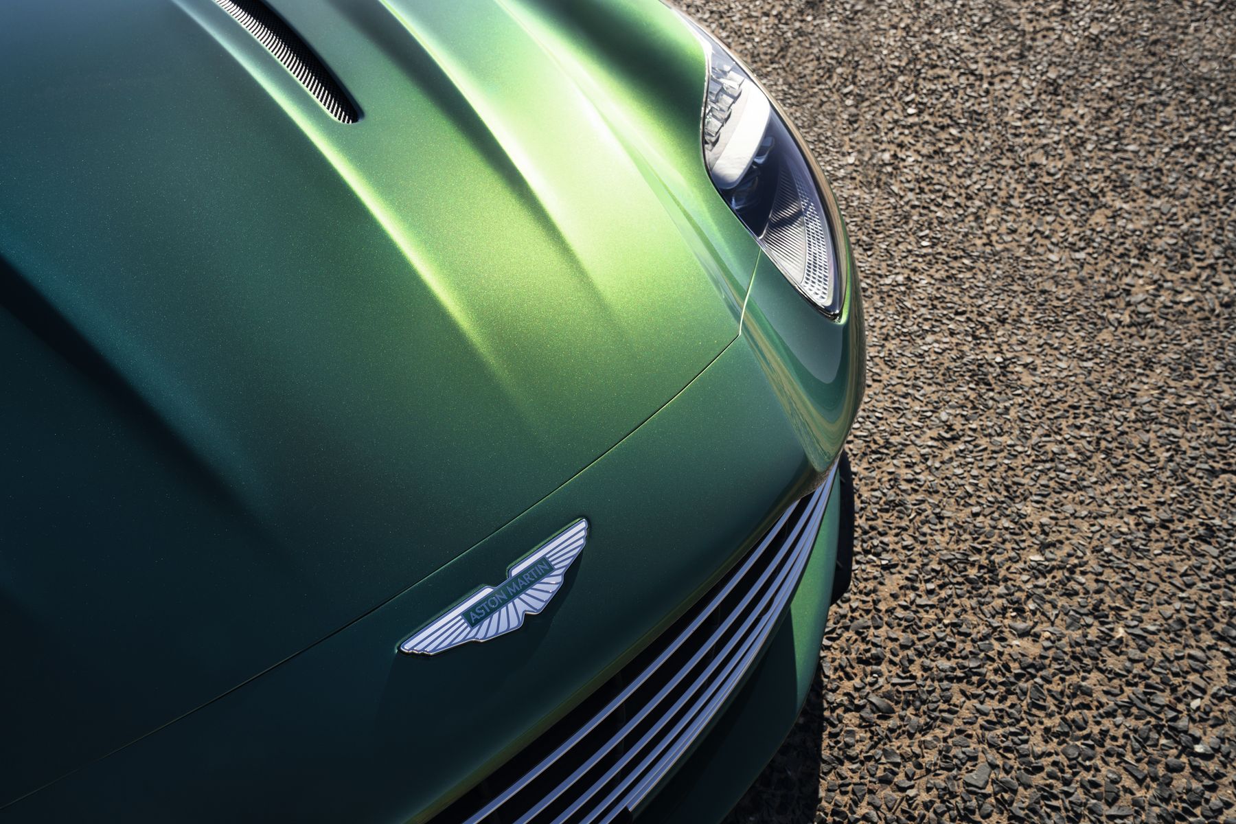 Vista parcial do capô com logótipo Aston Martin