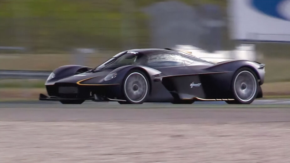 Aston Martin Valkyrie em circuito, perfil