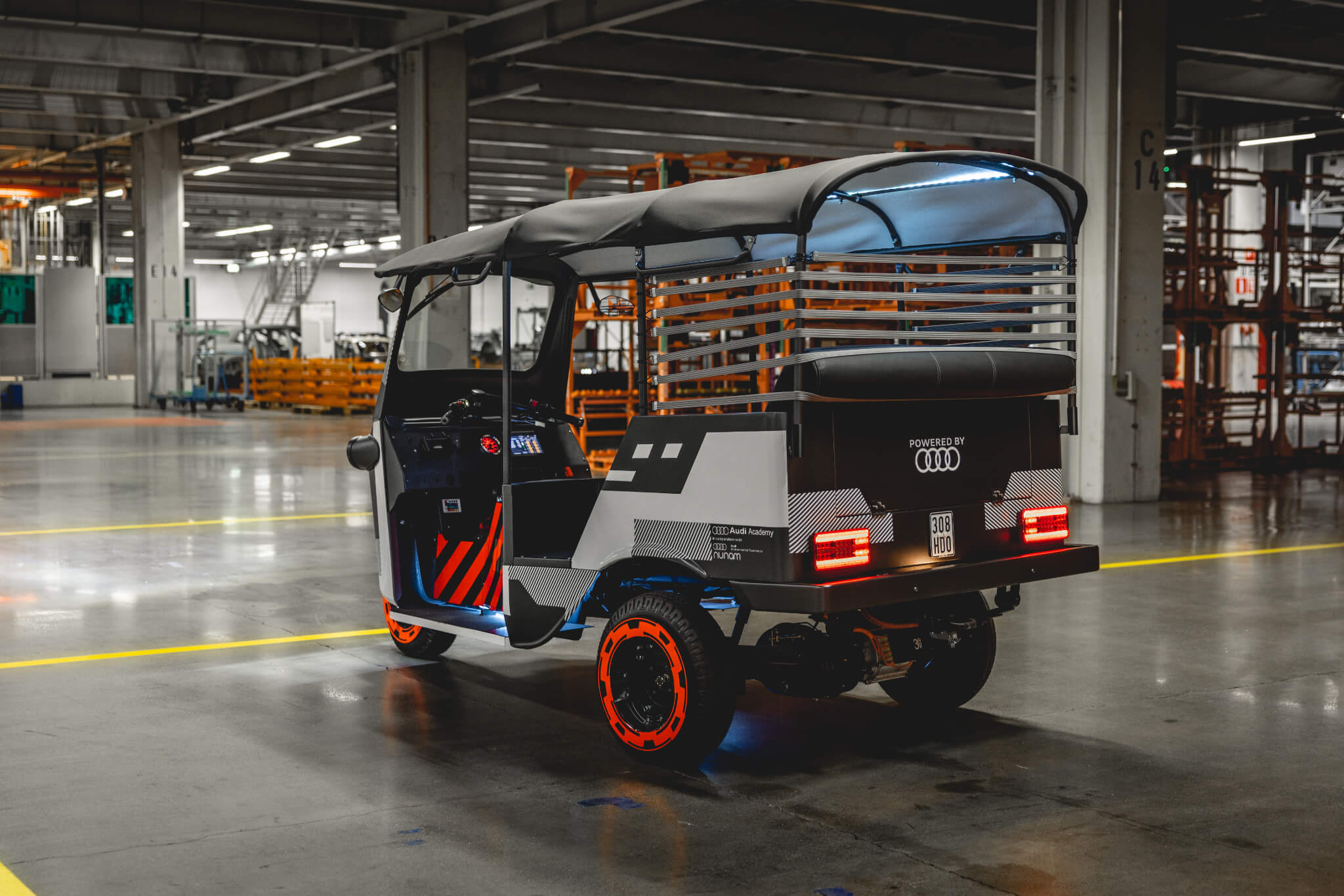 Audi E-Rickshaw - 3/4 traseira