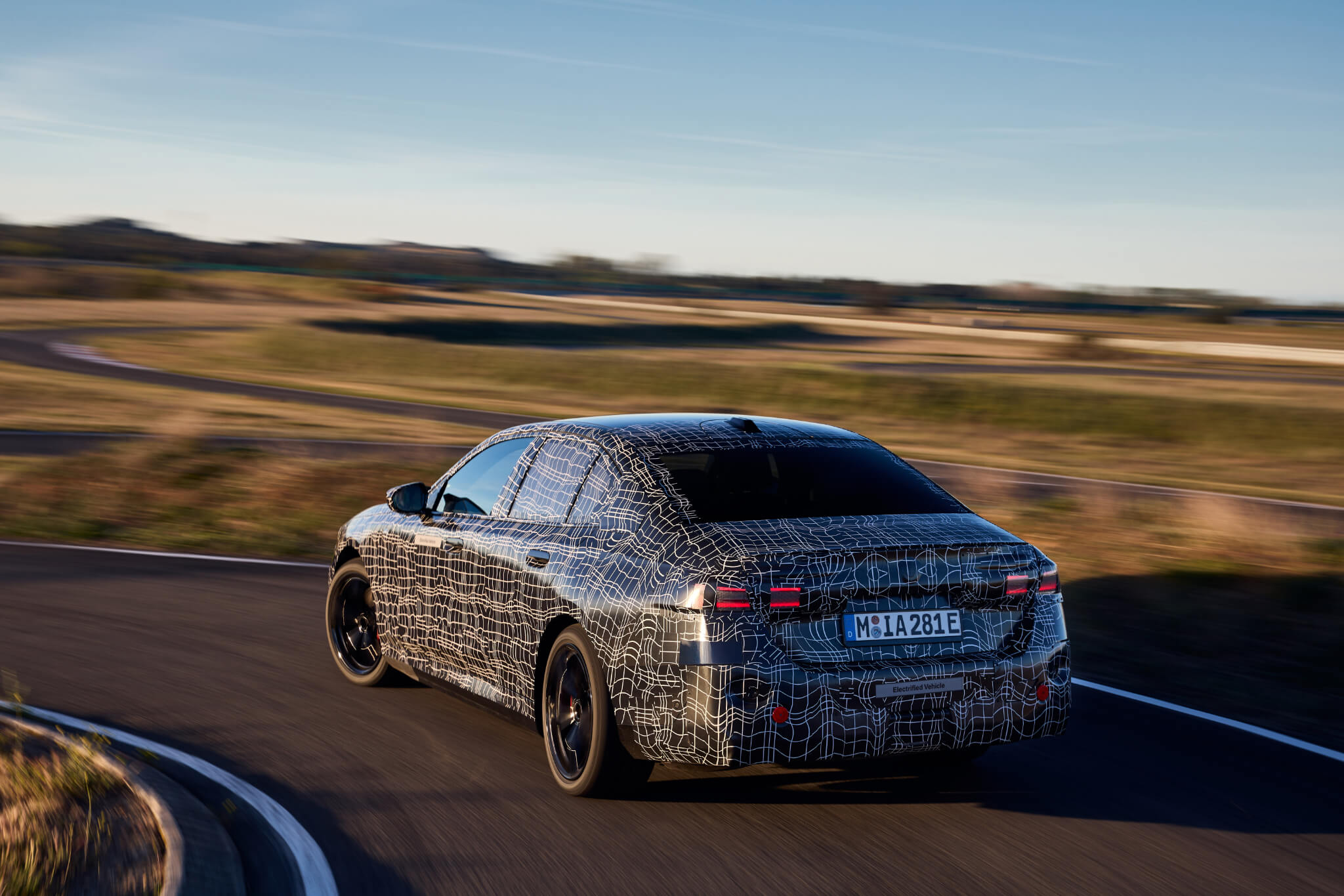 BMW i5 protótipo testes camuflado traseira