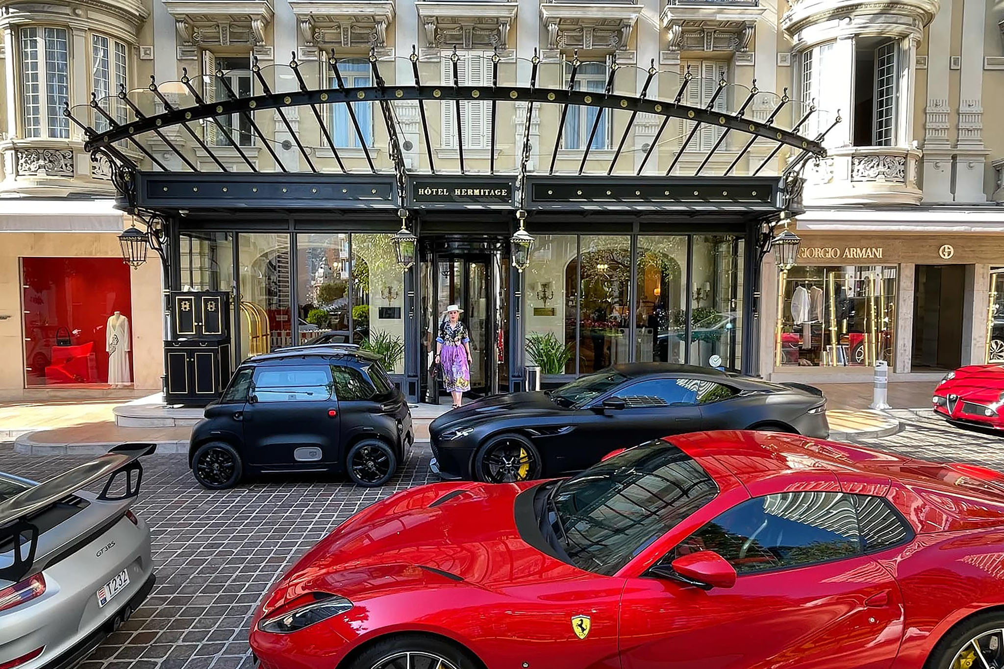 Citroen Ami Castagna Milano e Aston Martin no Hotel Hermitage