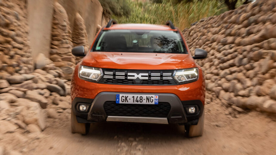 Dacia Duster a passar entre dois muros, frente