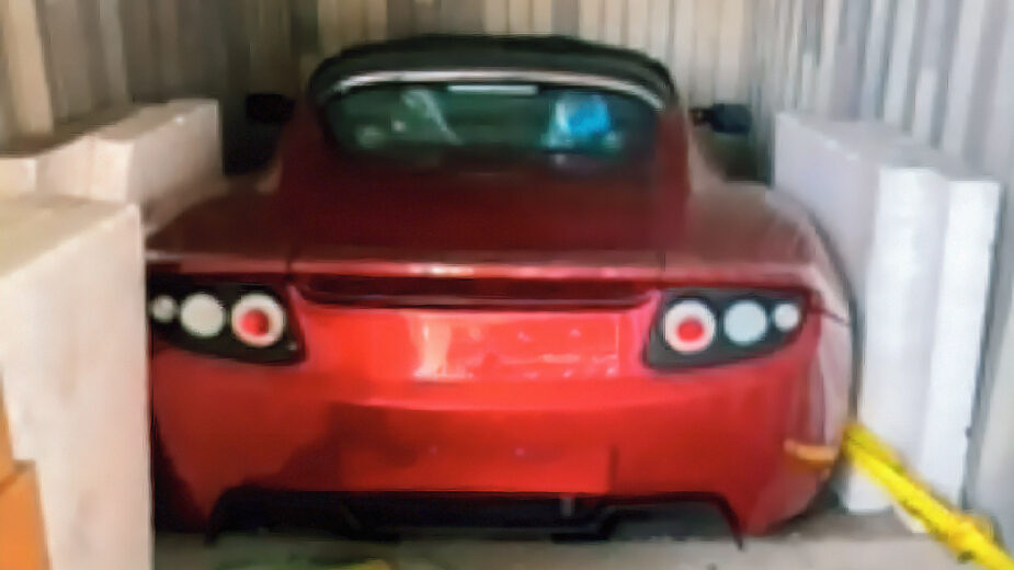 Tesla Roadster em contentor
