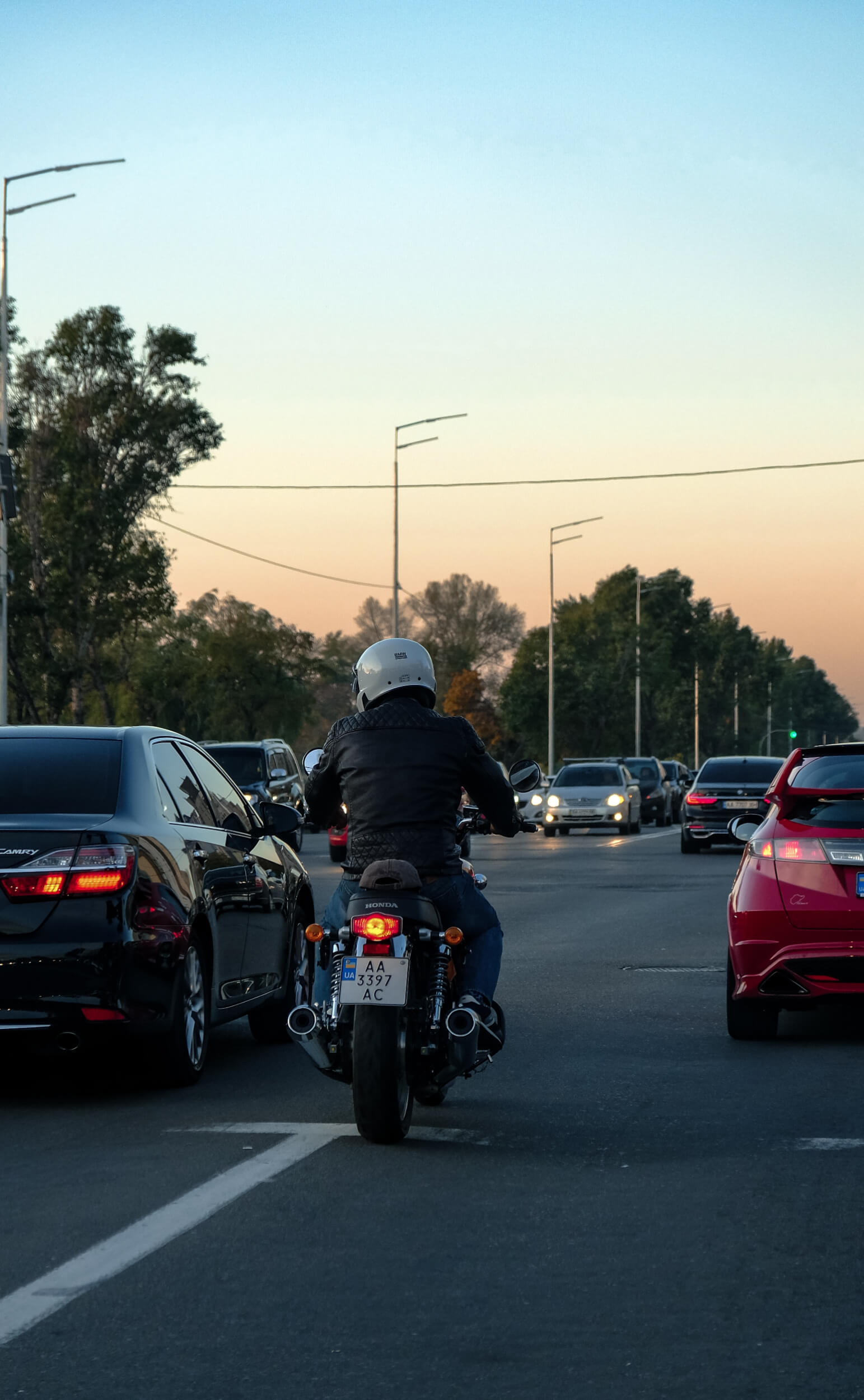 Moto no meio do trânsito