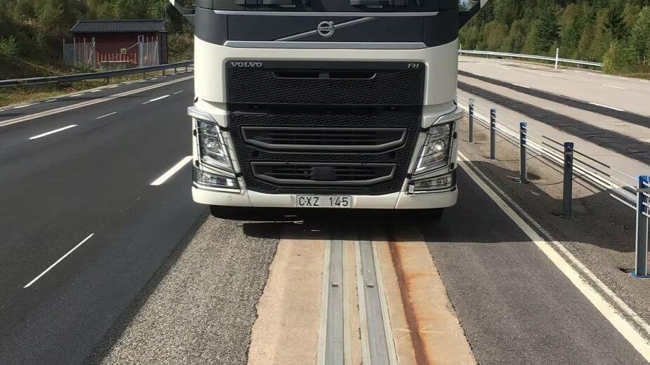 camião volvo sobre estrada eletrificada