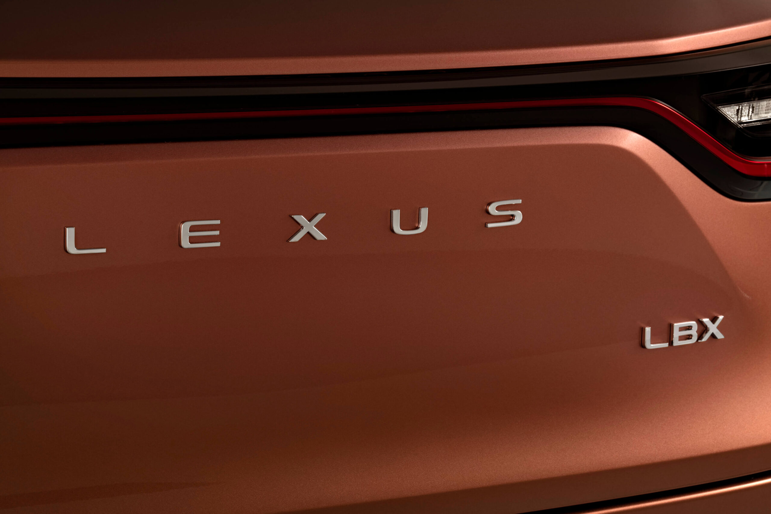 Apresentação Lexus LBX logo