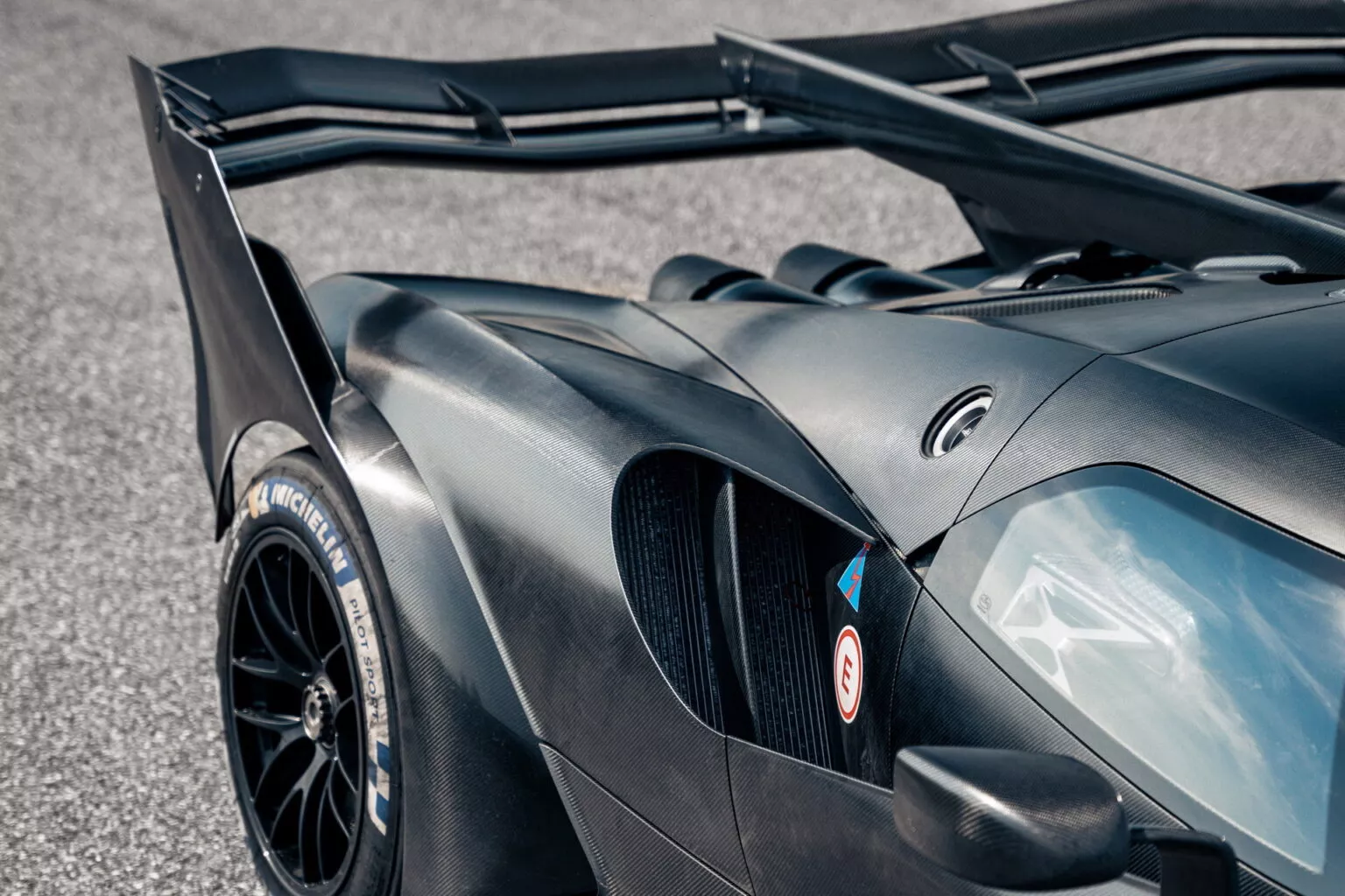Vista parcial da traseira do Bugatti Bolide